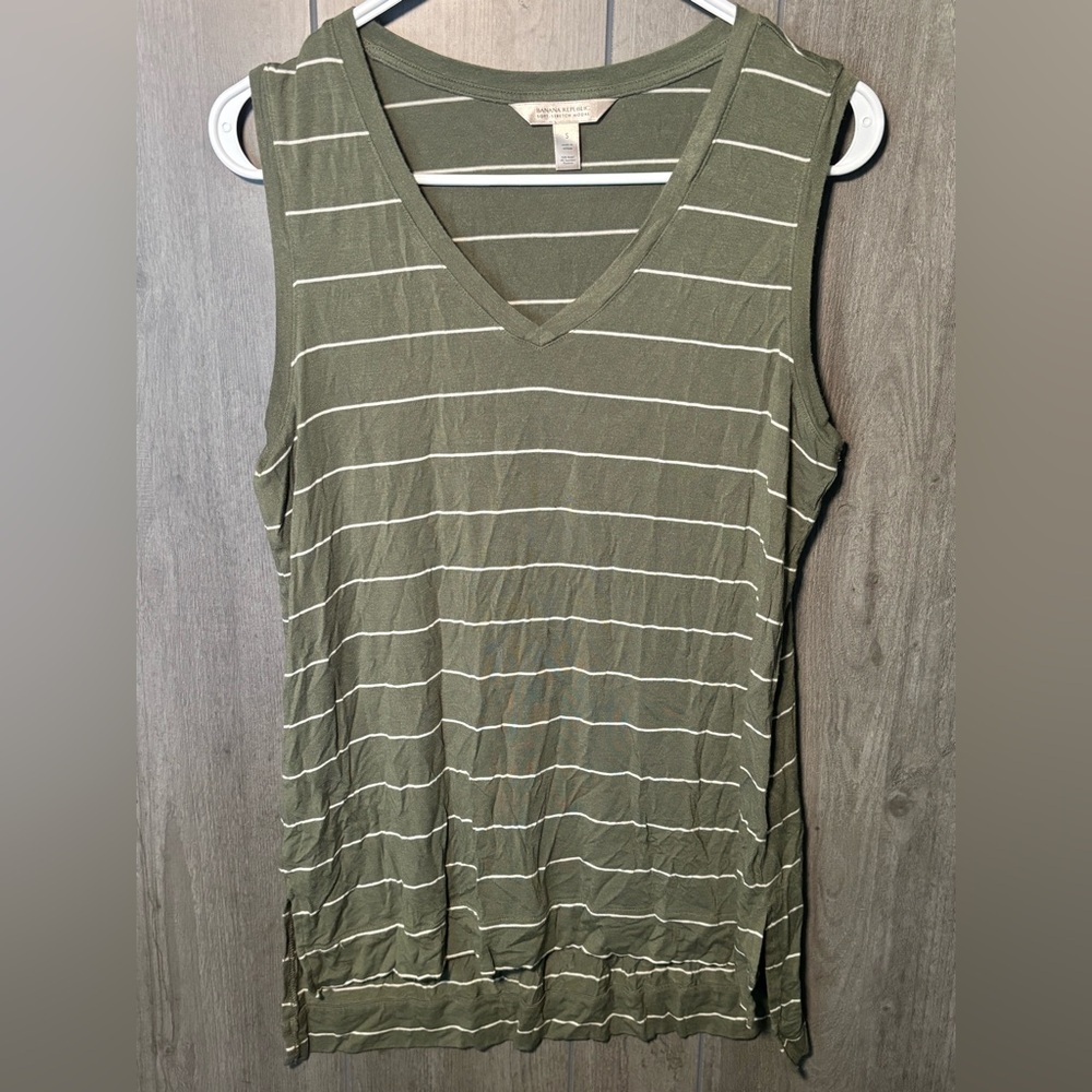 Like New Ladies V-Neck Tank Top
Banana Republic. Hi Lo Hem. Sz S